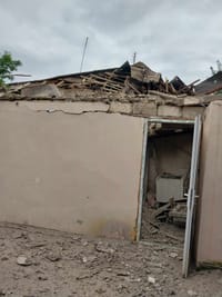 Жилой дом в Степанакерте после обстрелов 19 сентября