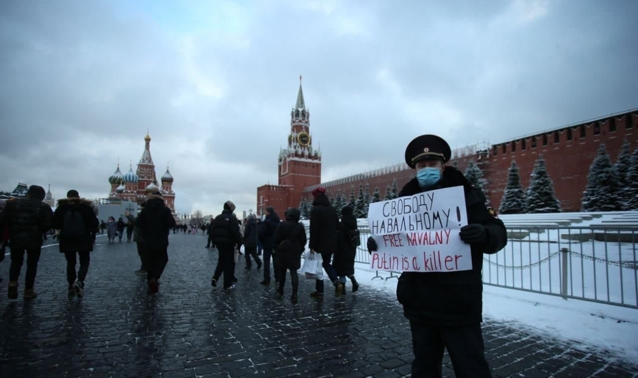 На Красной площади с плакатом «Свободу Навальному» задержали бывшего полицейского