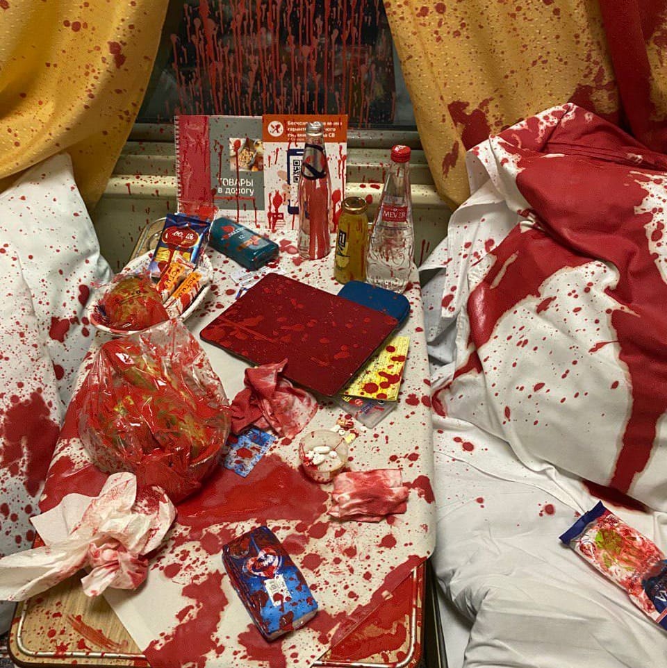 Главреда «Новой газеты» Дмитрия Муратова облили краской в поезде