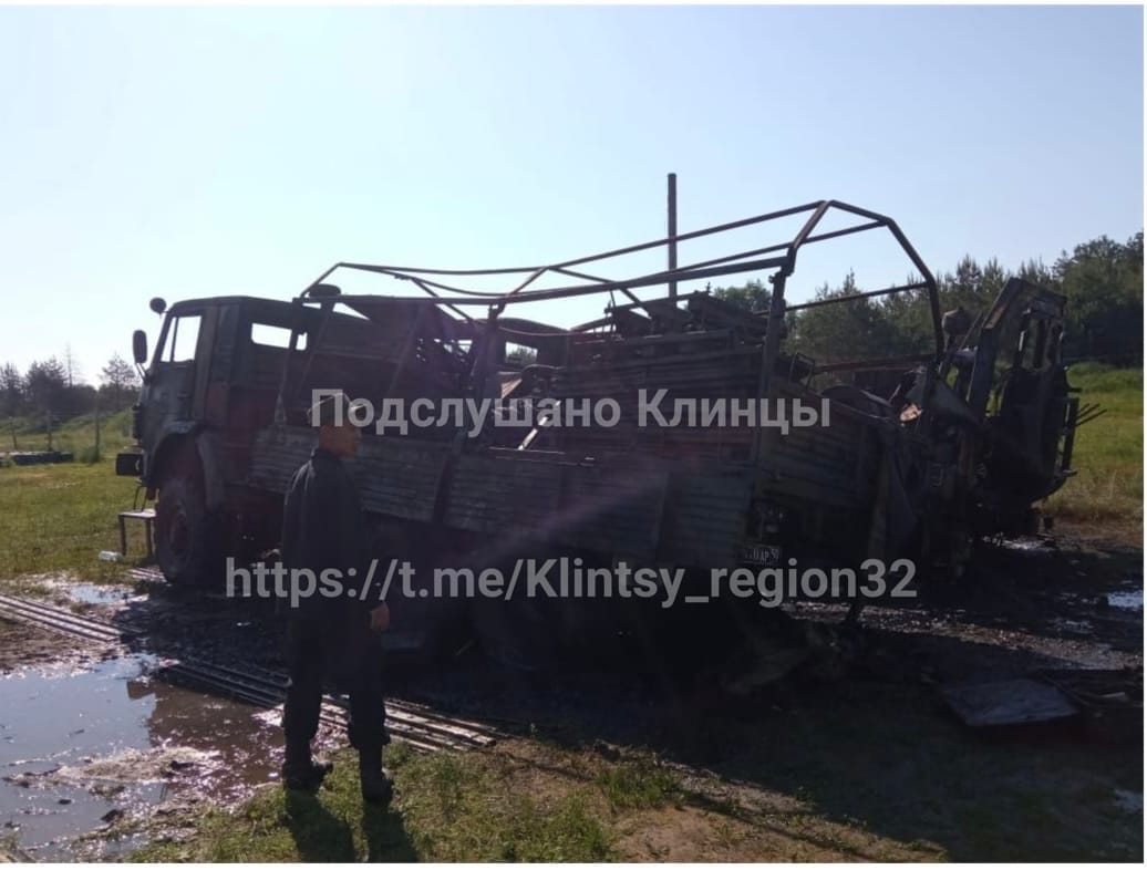 На военной базе в Брянской области сгорела техника, прибывшая с войны. Во время пожара были слышны взрывы — очевидцы