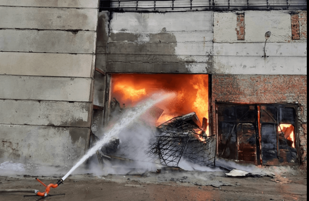 На нефтеперерабатывающем заводе в Ростовской области произошел пожар. В соцсетях появились видео удара по нему с беспилотника