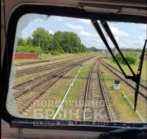 В Брянской области перед грузовым поездом сработало взрывное устройство — губернатор региона