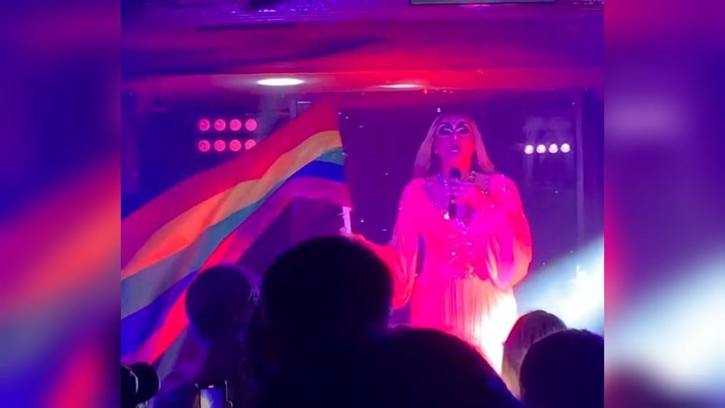 Ветерана Чечни, дрэг-квин Бомбу Киберсиси будут судить за исполнение гимна России с флагом ЛГБТ