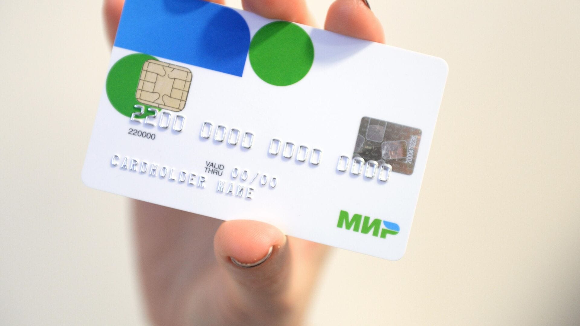 Казахстан и Армения отказываются от приема карт «Мир»