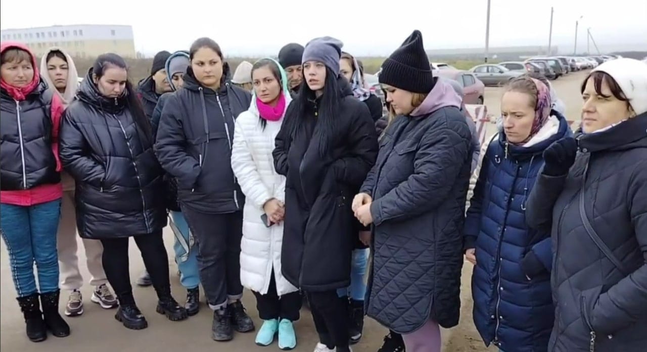 Курских мобилизованных вернули в часть после угроз их жен отправиться на войну в Украину — «Сирена»