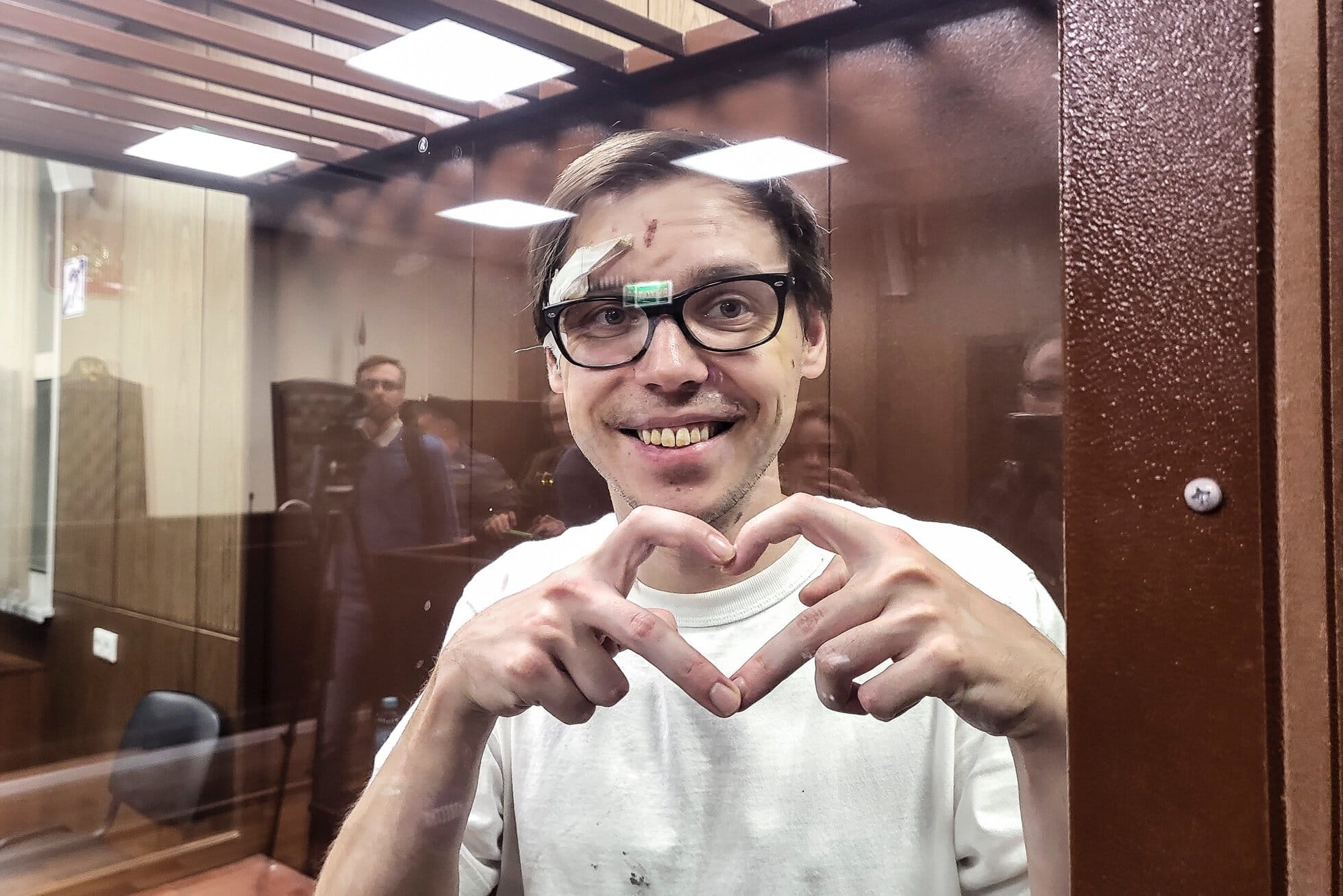 Изнасилованного гантелью активиста отправили на психиатрическую экспертизу