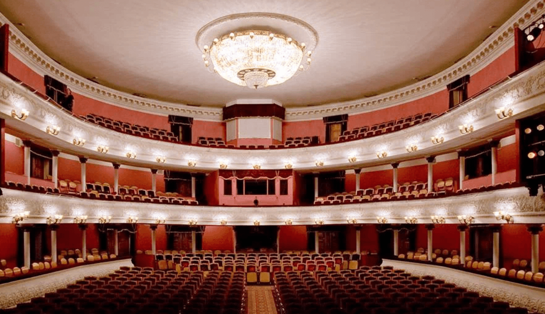 Калужский драмтеатр отменил госзакупку китайского авто за 5,5 млн рублей. Директор заявил, что придется купить Lada — «дрова за 2,5 млн»