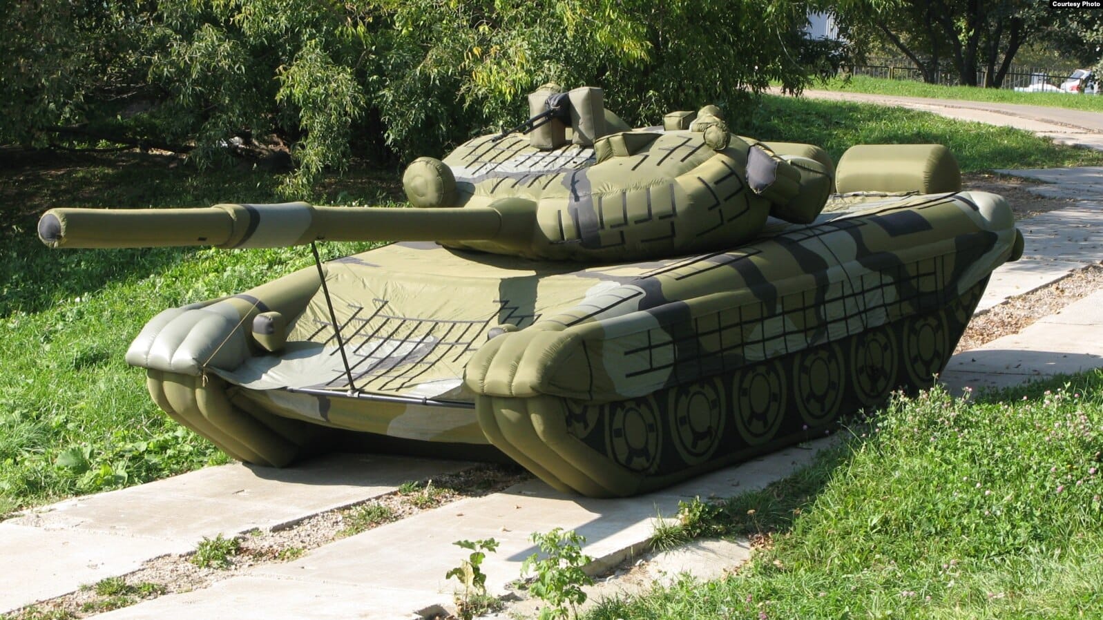 Военное надувательство. Сын поставщика муляжей для российской армии уехал в Европу и стал производить их для НАТО