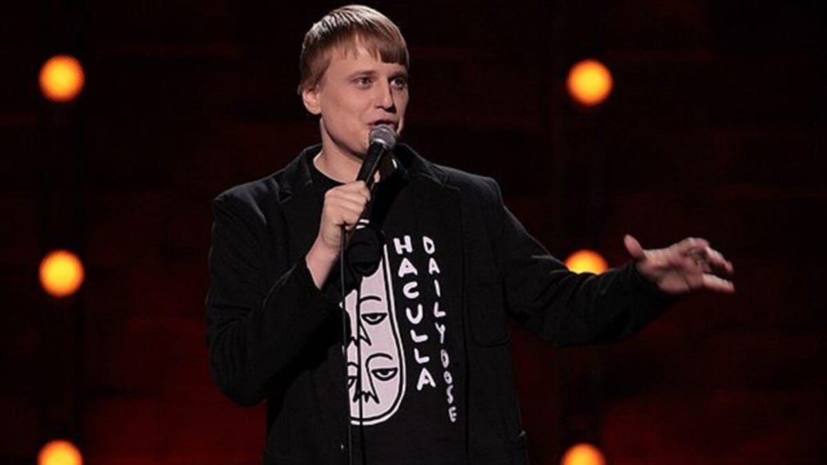  Германия не дала визу комику Славе Комиссаренко, потому что ему «безопасно ехать в Беларусь и Россию». В Беларуси его ищет КГБ