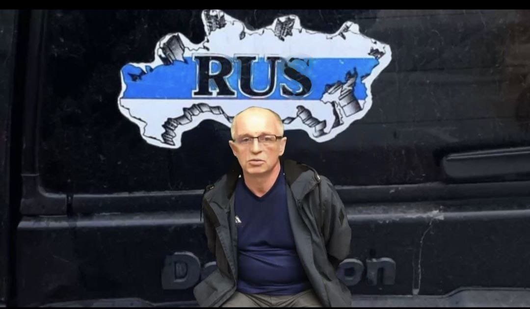 Россиянина задержали в Беларуси за бело-сине-белую наклейку с надписью «RUS» на машине 