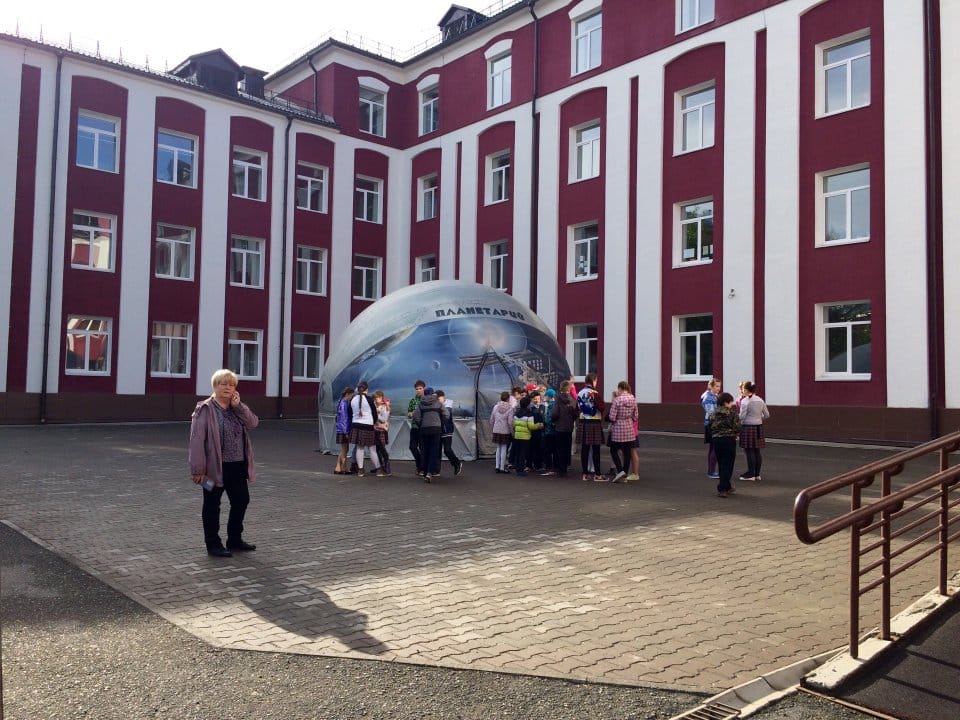 Директора пермской школы отправляют в отставку за антивоенную позицию. Ранее на экзамен приходила ФСБ, а учителя немецкого депортировали