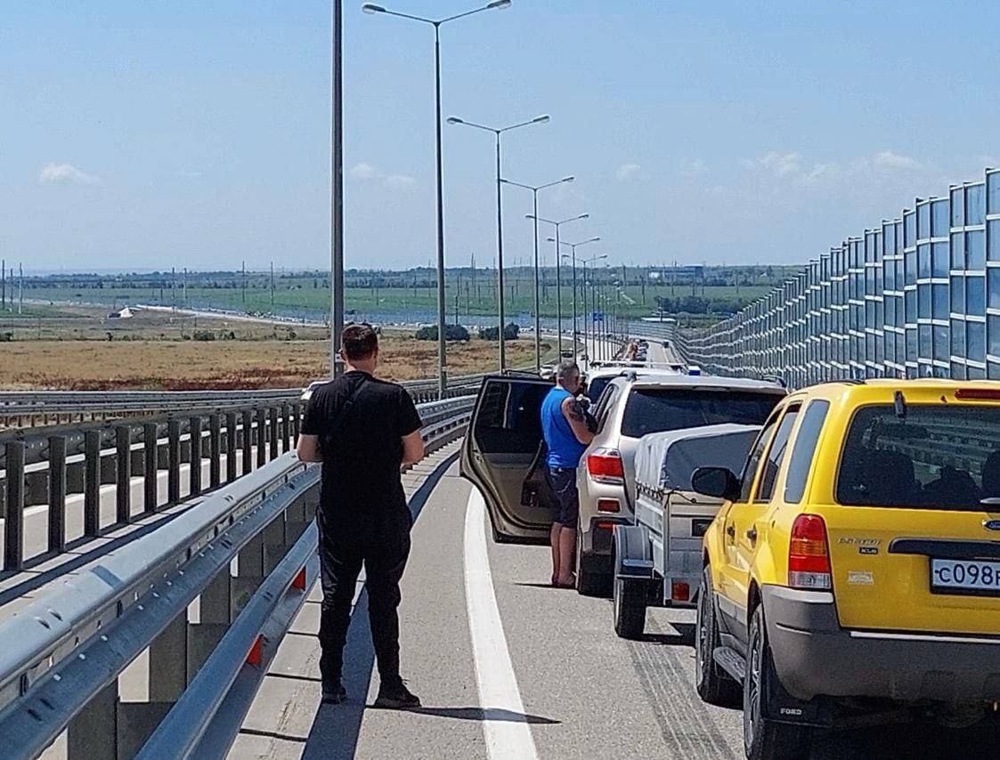 Пробка на подъезде к Крымскому мосту со стороны Кубани достигла 13 км