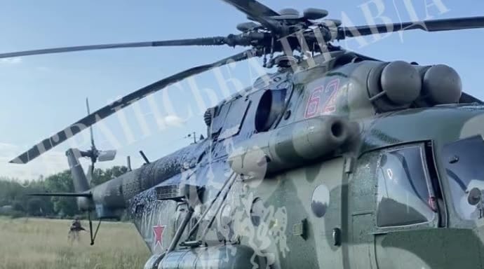 Спецслужбы Украины заявляют, что им удалось выманить из РФ вертолет Ми-8 вместе с пилотом. Российские источники пишут, что он заблудился