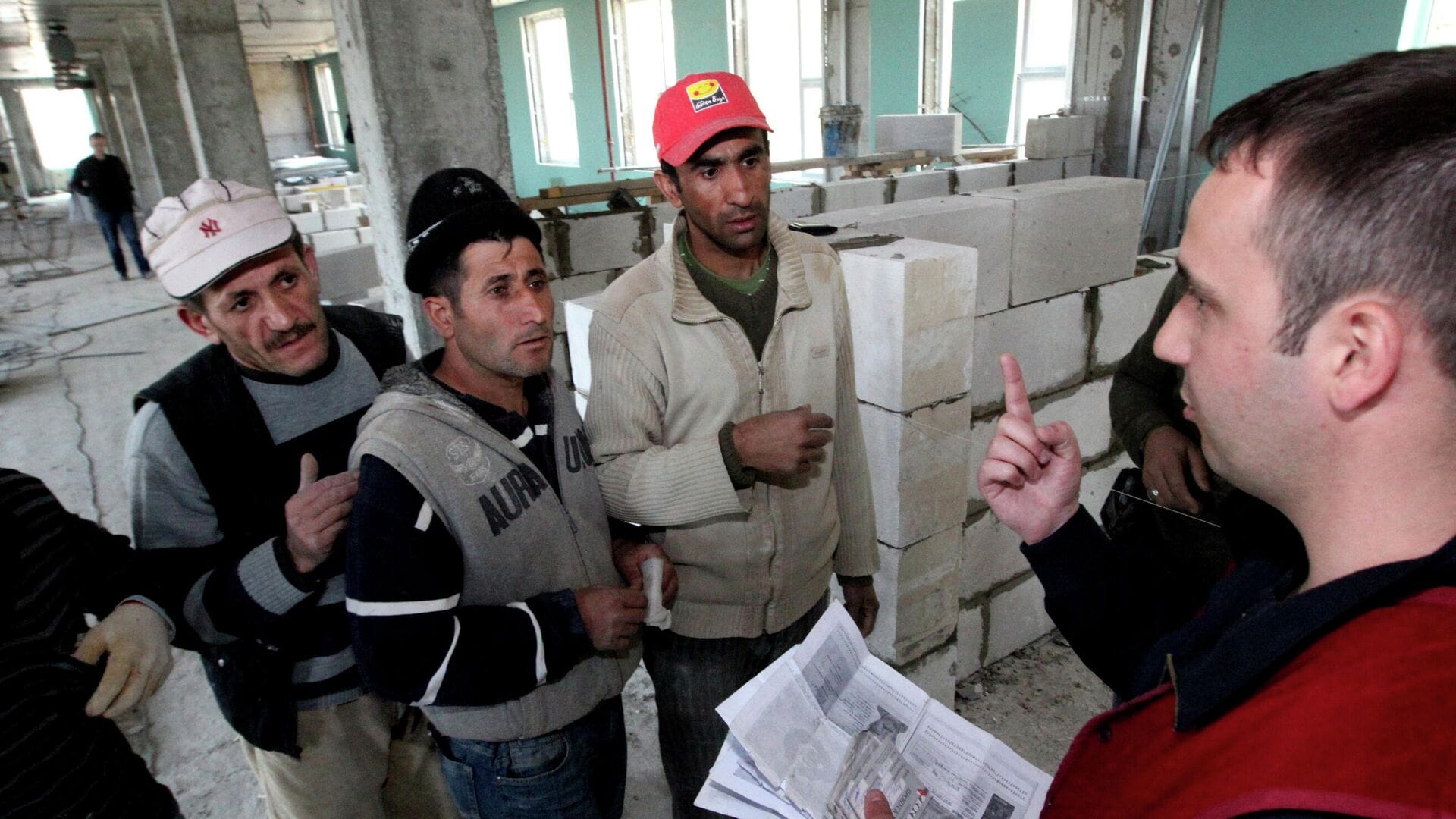 Полиция устраивает облавы на местах работы мигрантов и увозит их в военкомат. На фронт силой забирают тех, кто успел получить паспорт РФ