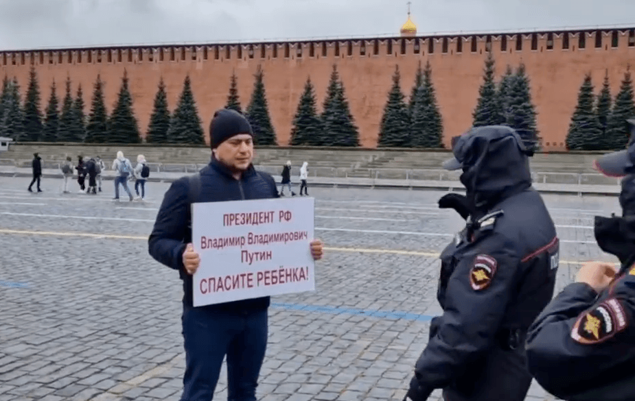 Отец ребенка со СМА обратился к Путину на Красной площади с просьбой спасти сына. Полиция задержала его и журналиста, снимавшего видео