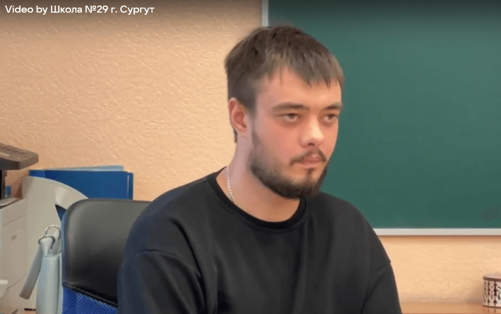 В сургутской школе для младших классов провели встречу с участником войны в Украине, судимым за кражу автомобильных аккумуляторов