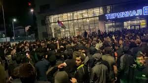 СК: По месту жительства лиц, причастных к организации массовых беспорядков в Махачкале, проходят обыски