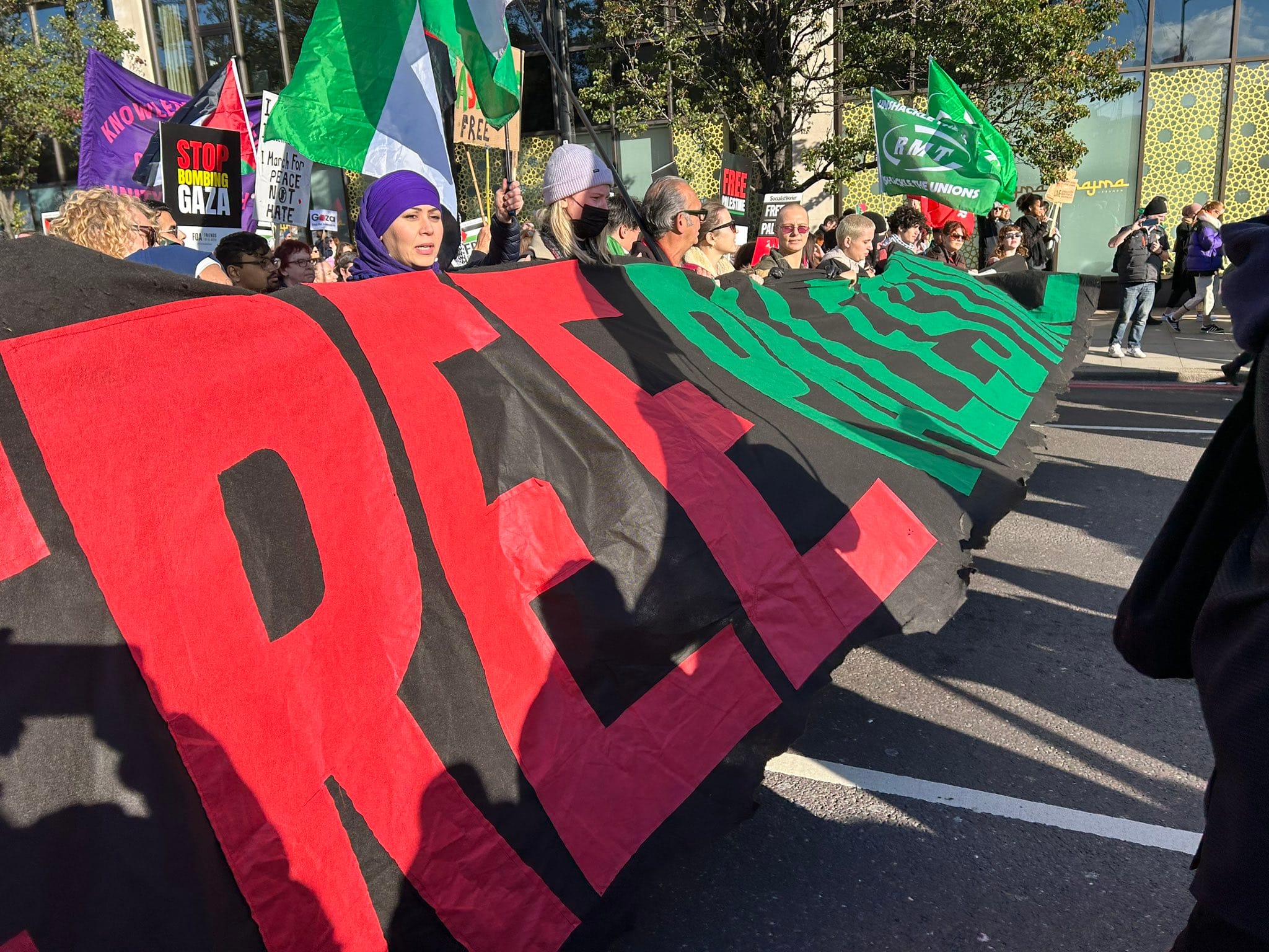 Марш в поддержку Палестины в Лондоне собрал 300 тысяч человек. Полиция задержала более сотни противников этой демонстрации