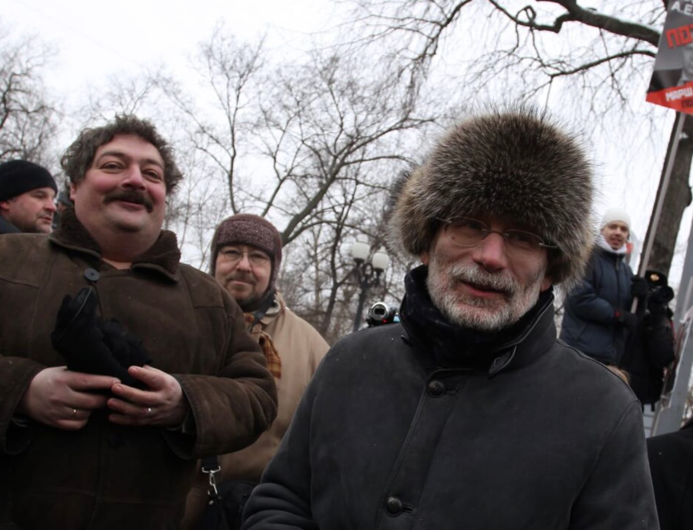 «Запретить книгу невозможно». Быков и Акунин отреагировали на снятие c выпуска и продажи их книг