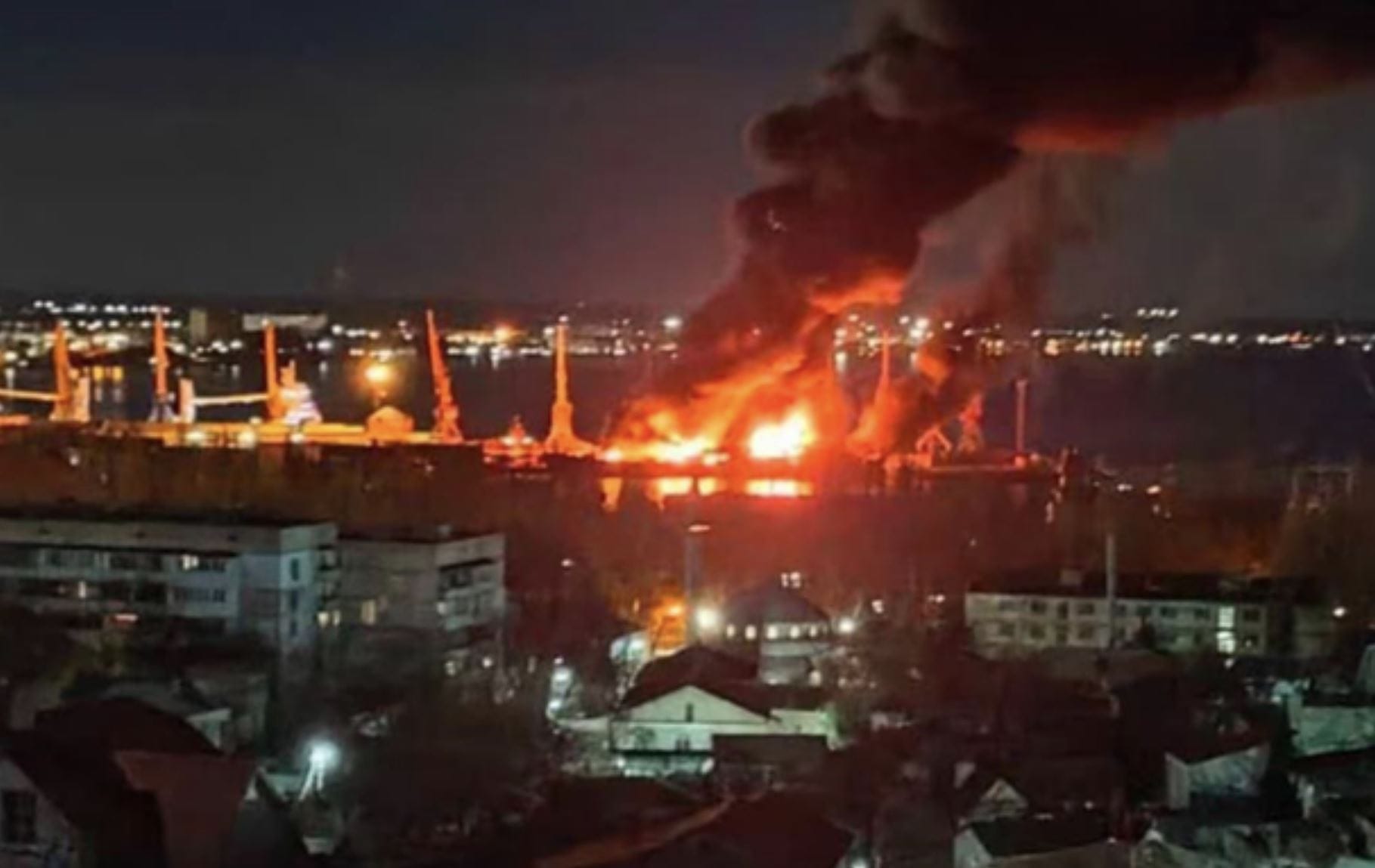 В Крыму угрожают уголовными делами авторам видео удара ВСУ по Феодосии: «Прилеты не повод скакать на балконах в трусах и снимать видео»