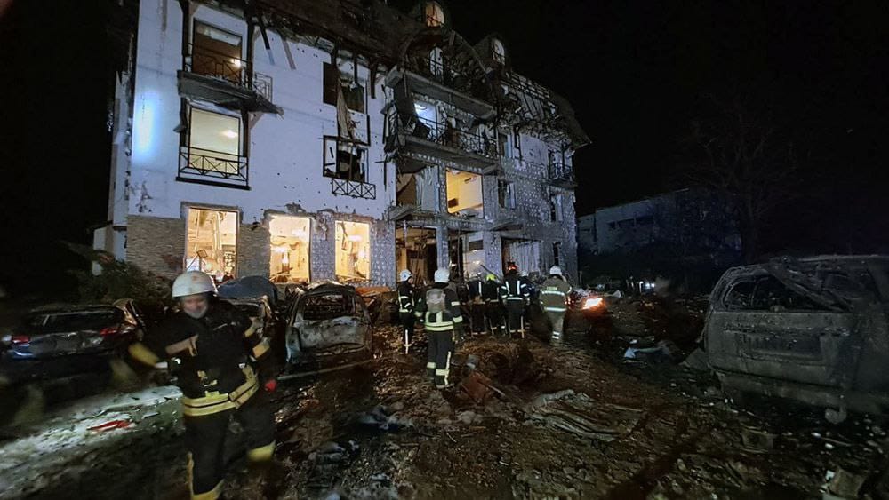 Российская ракета попала в гостиницу в Харькове. Ранены 11 человек, в том числе турецкий журналист