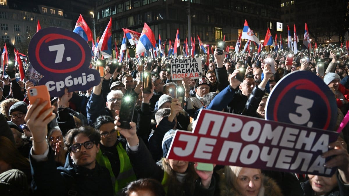 Сербская оппозиция добилась перевыборов в Белграде. Это произошло из-за давления институтов ЕС — политолог