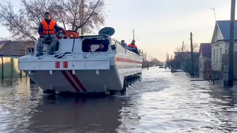 СК возбудил дело о халатности и нарушении правил строительной безопасности из-за прорыва дамбы в Орске 