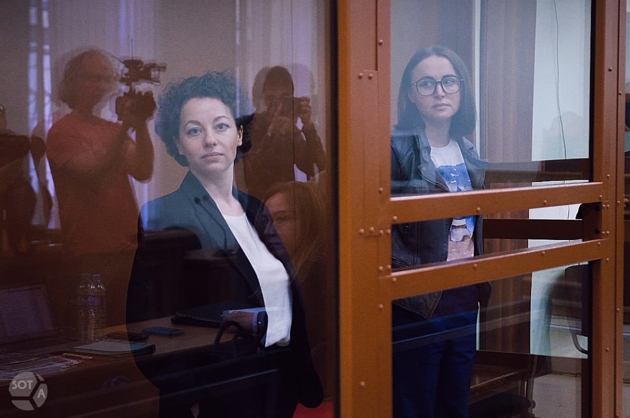 «Я поставила спектакль с целью профилактики терроризма». Беркович и Петрийчук на первом заседании суда отвергли предъявленные обвинения