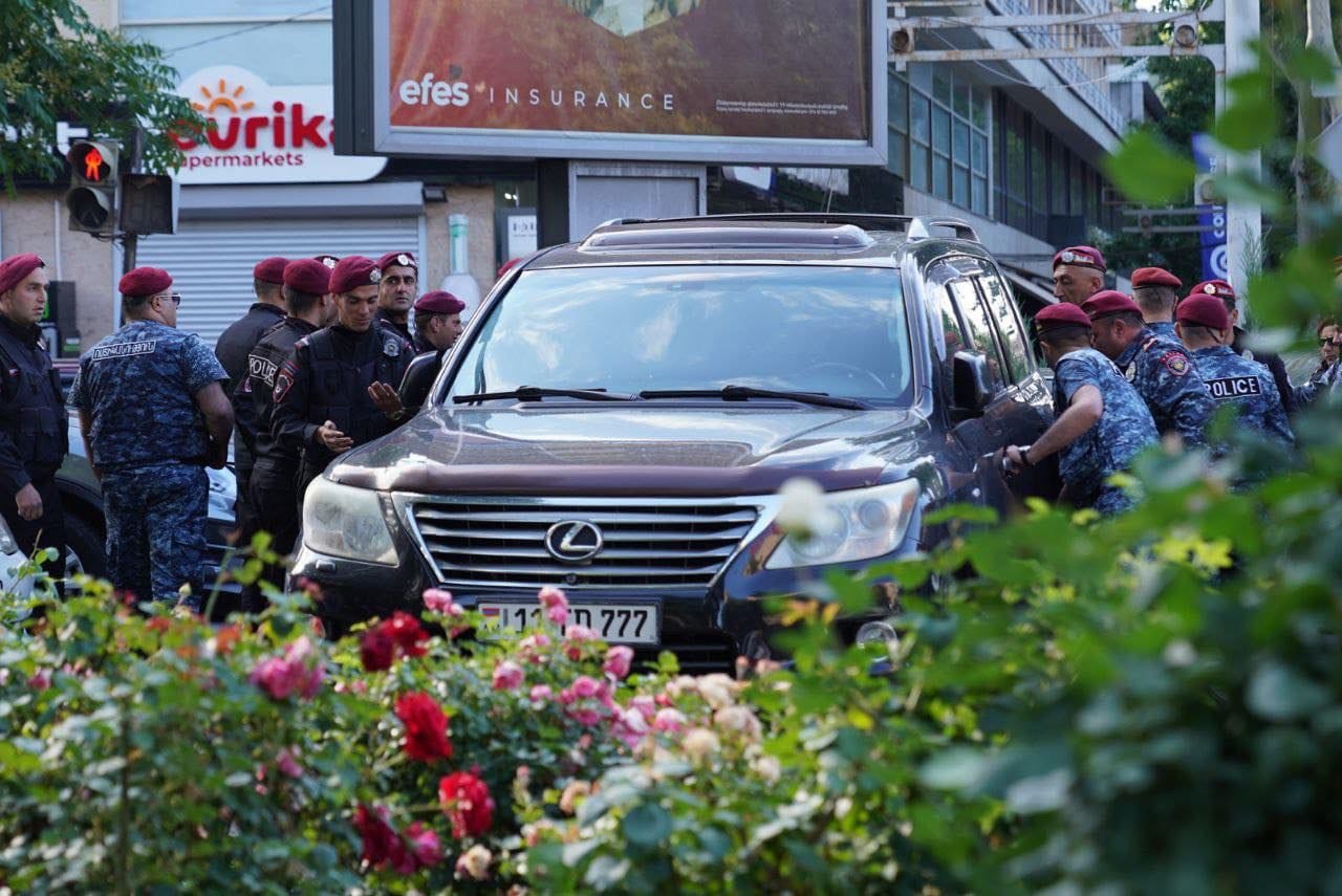 В Ереване задержаны более 130 участников акции протеста. Активисты с утра перекрыли центральные улицы города