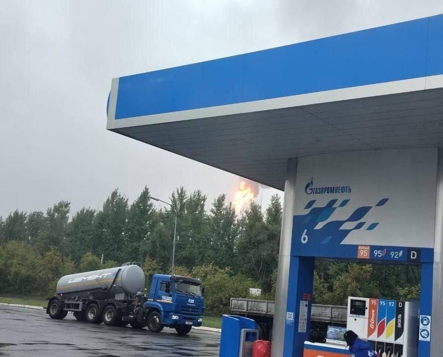 На омском нефтезаводе «Газпромнефть-ОНПЗ» в результате сильного взрыва начался пожар 