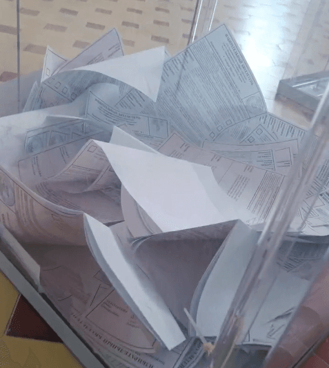 Массовые вбросы, протокол на кандидата от КПРФ за испорченный бюллетень, скандал с наблюдателями — как прошел единый день голосования в РФ