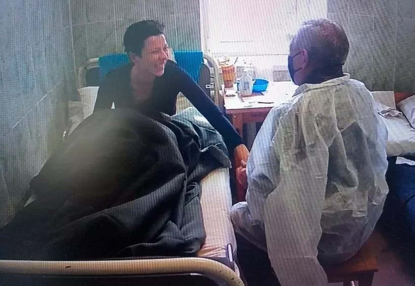 Заключенные колонии, где находится Мария Колесникова, слышали, как она умоляла о помощи врача. Им запрещено смотреть на нее и говорить с ней