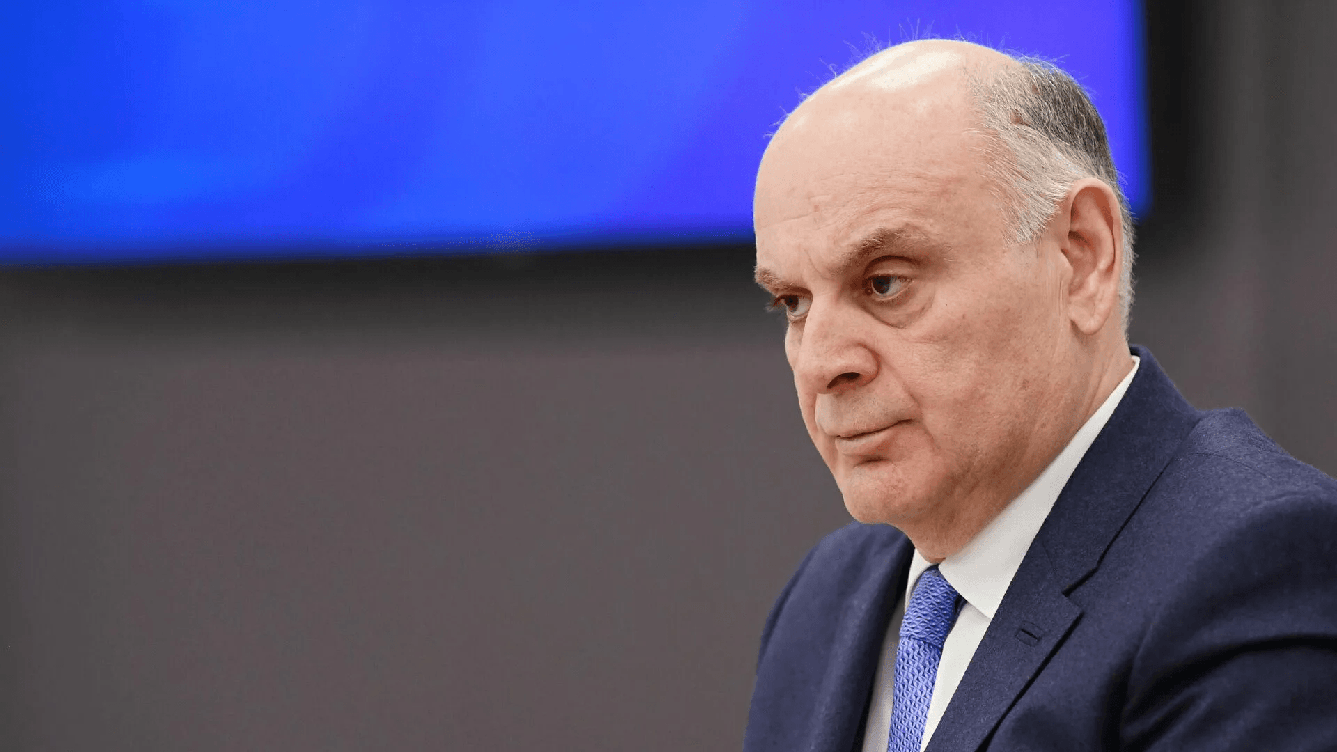 Президент Абхазии Аслан Бжания отказался уходить в отставку. Оппозиция снесла забор вокруг здания парламента 