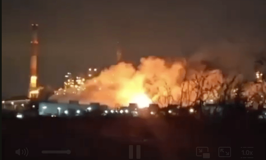 Территория РФ подверглась масштабному налету беспилотников. Горит нефтебаза в Энгельсе, пожары отмечены на предприятиях в Саратове и Казани