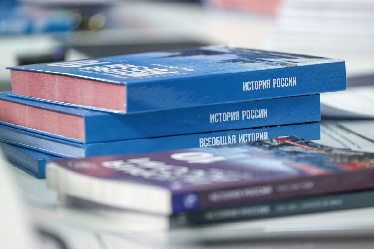 ФАС обвинила издательство «Просвещение» в завышении цен на учебники и обязала перевести в бюджет 2 млрд рублей «незаконного дохода»