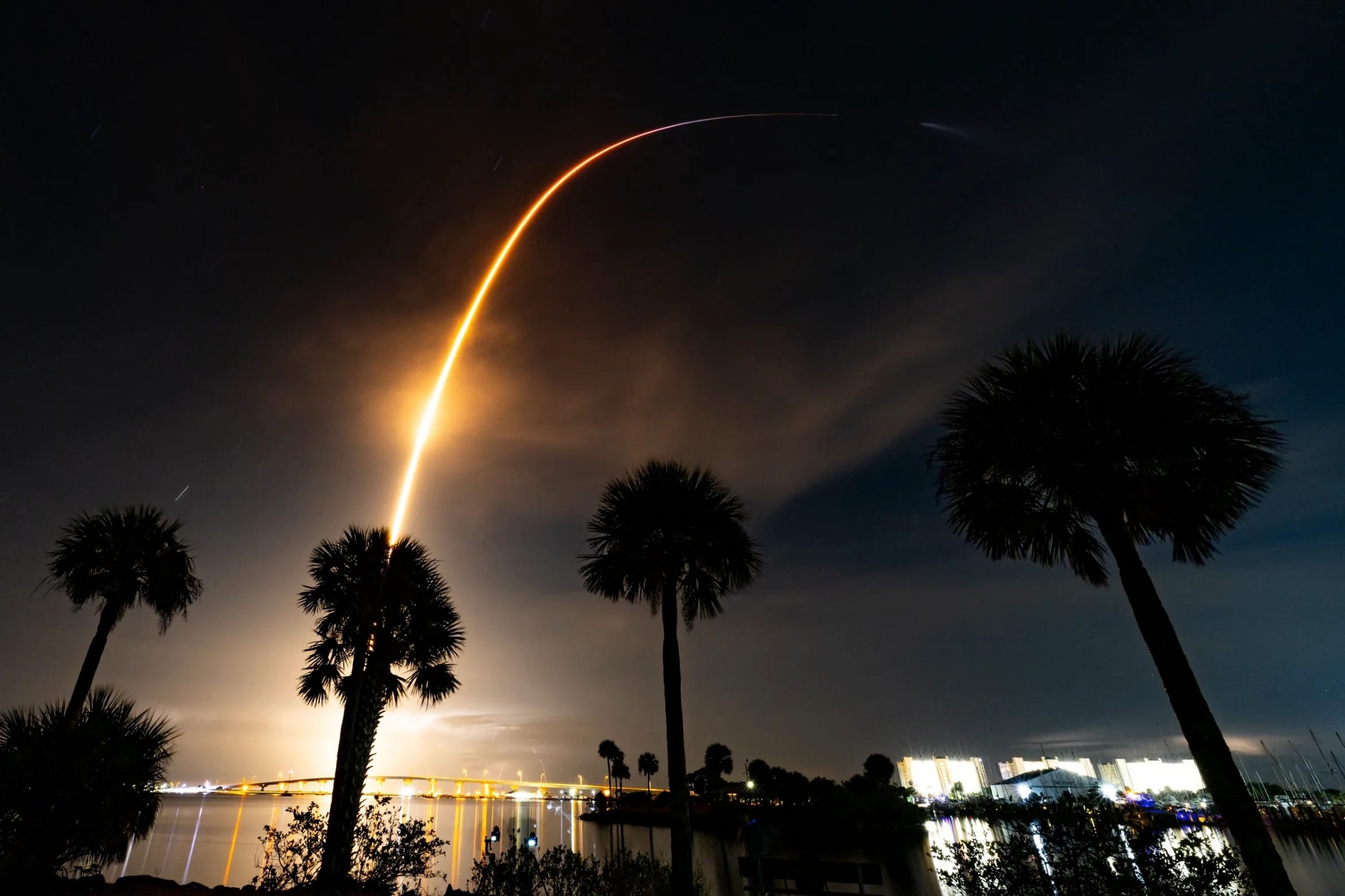 Space X запустила в космос пилотируемый космический корабль, который впервые в истории выйдет на полярную орбиту