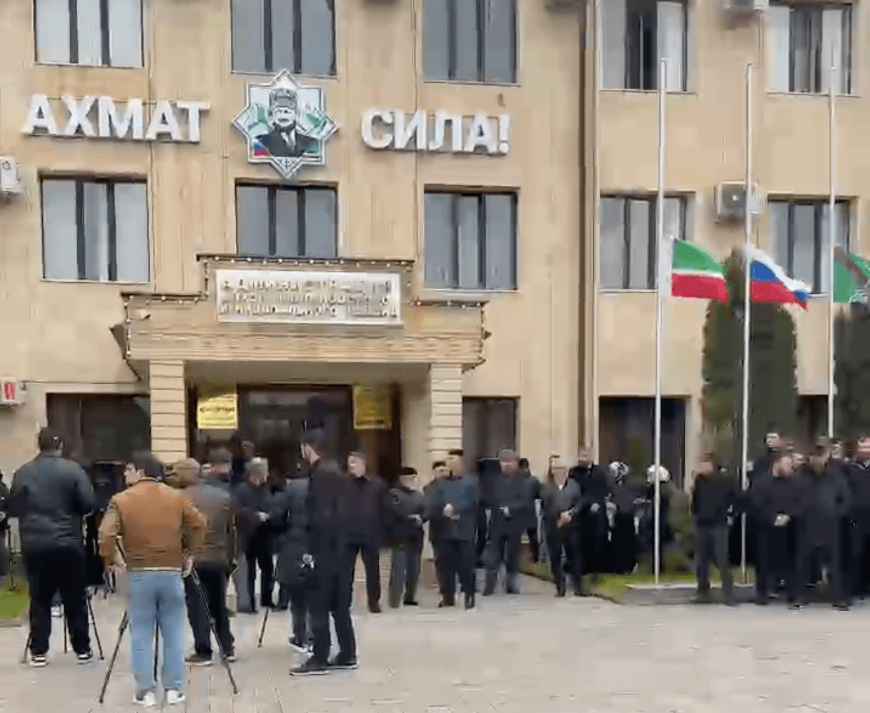 На митинге в Чечне выставили напоказ тело убитого подростка, которого Кадыров обвинил в нападении на пост ДПС