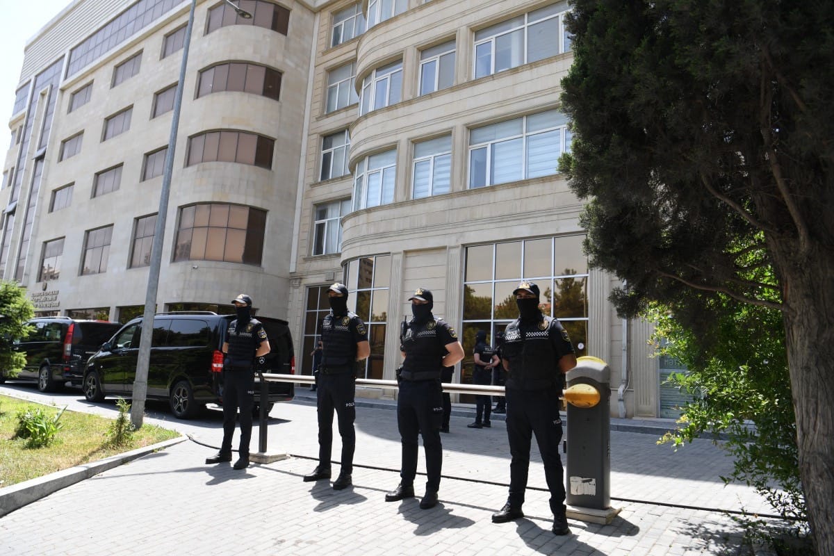 Сотрудники посольства РФ попытались пройти в оцепленный полицией офис «Sputnik Азербайджан», но их не пустили