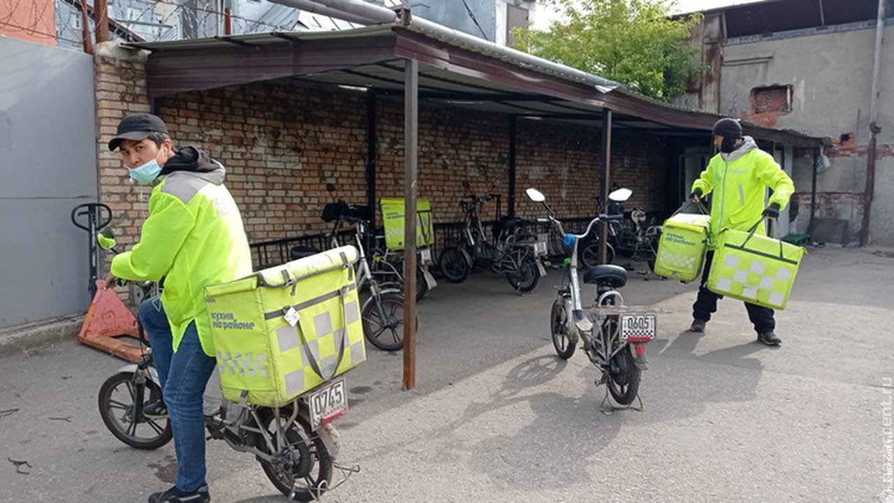 Власти Петербурга запретили мигрантам работать курьерами и таксистами