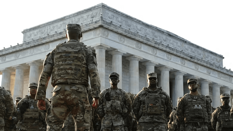 Власти трех республиканских штатов отправят бойцов Нацгвардии в Вашингтон. Ранее Трамп анонсировал там борьбу с преступниками и бездомными