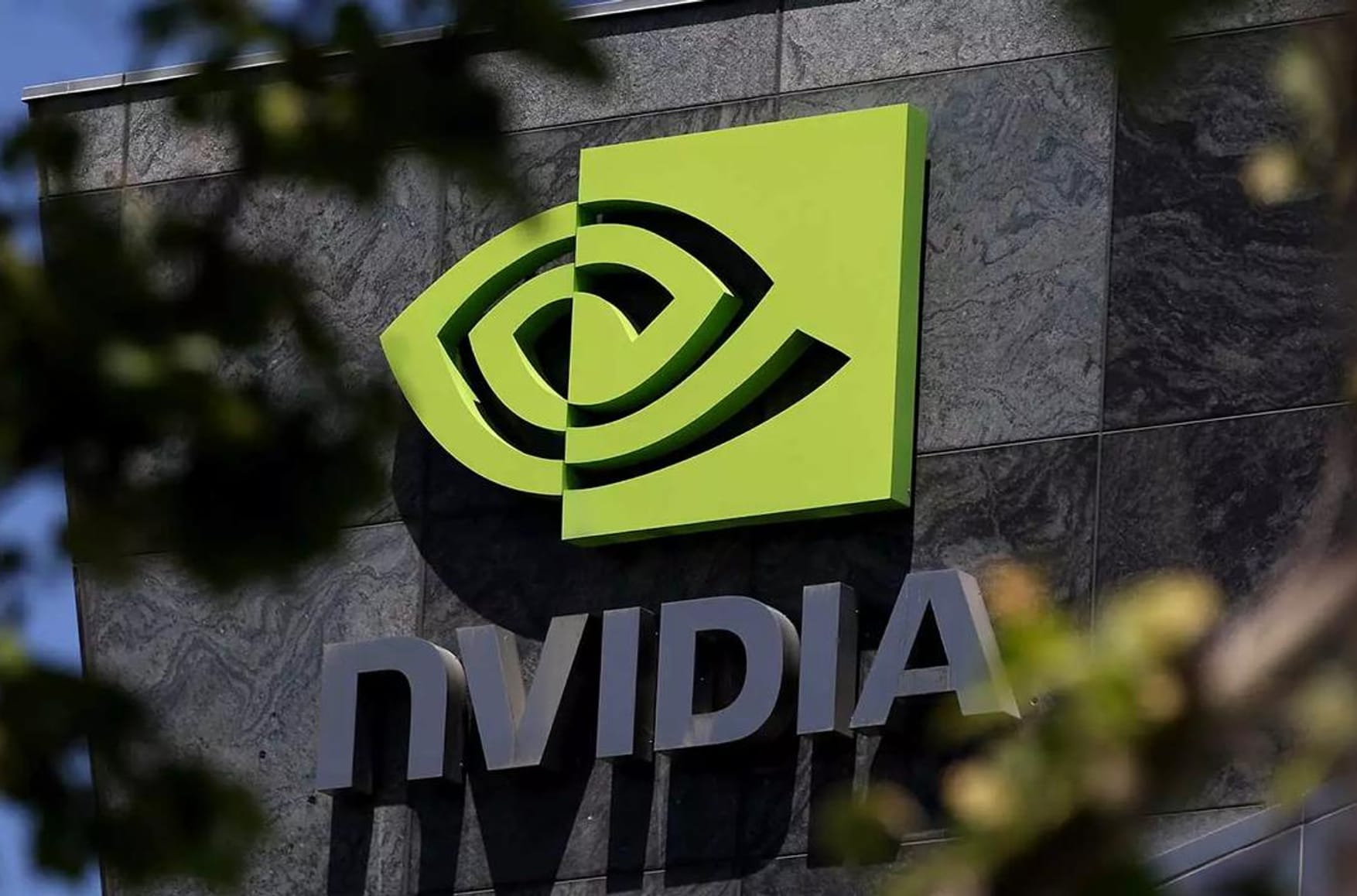 Трамп одобрил поставки в Китай вторых по мощности чипов Nvidia для искусственного интеллекта
