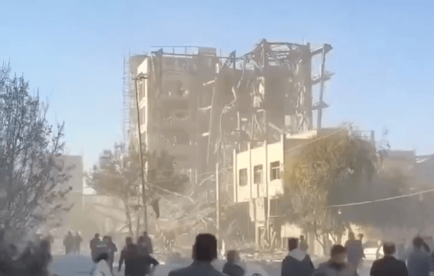 Здание Совета экспертов, который должен избрать нового лидера Ирана, попало под обстрел