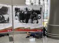 Пассажир отдыхает в аэропорту Внуково во время задержки всех вылетов