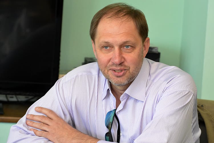 «Это ведь тот же народ, который расстреливал священников после революции. Об этом мы не говорим». Кирилл Набутов о войне, доносах и истории