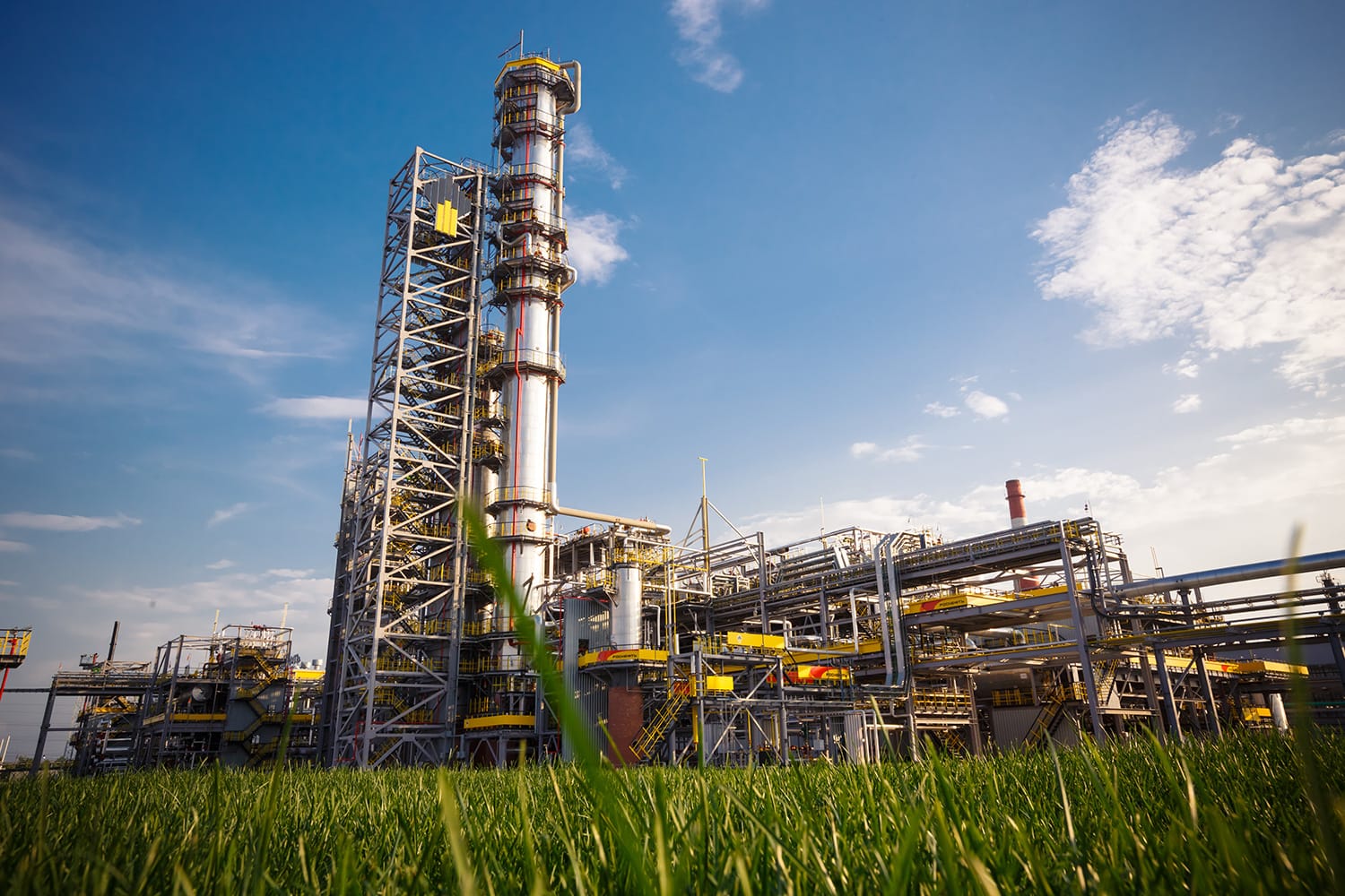 С российских НПЗ начали массово увольняться сотрудники из-за атак беспилотников — «Вот Так»