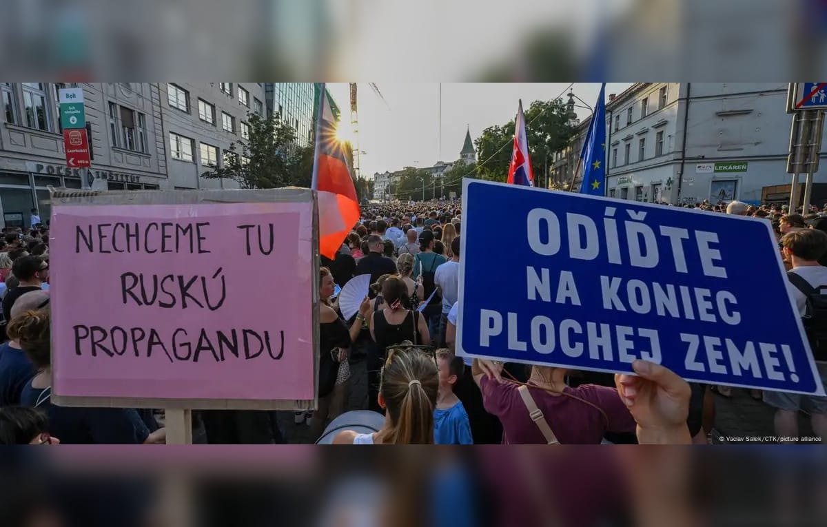 В Словакии прошел митинг против политики правительства и с требованием отставки министра культуры. Ранее она возобновила сотрудничество с РФ