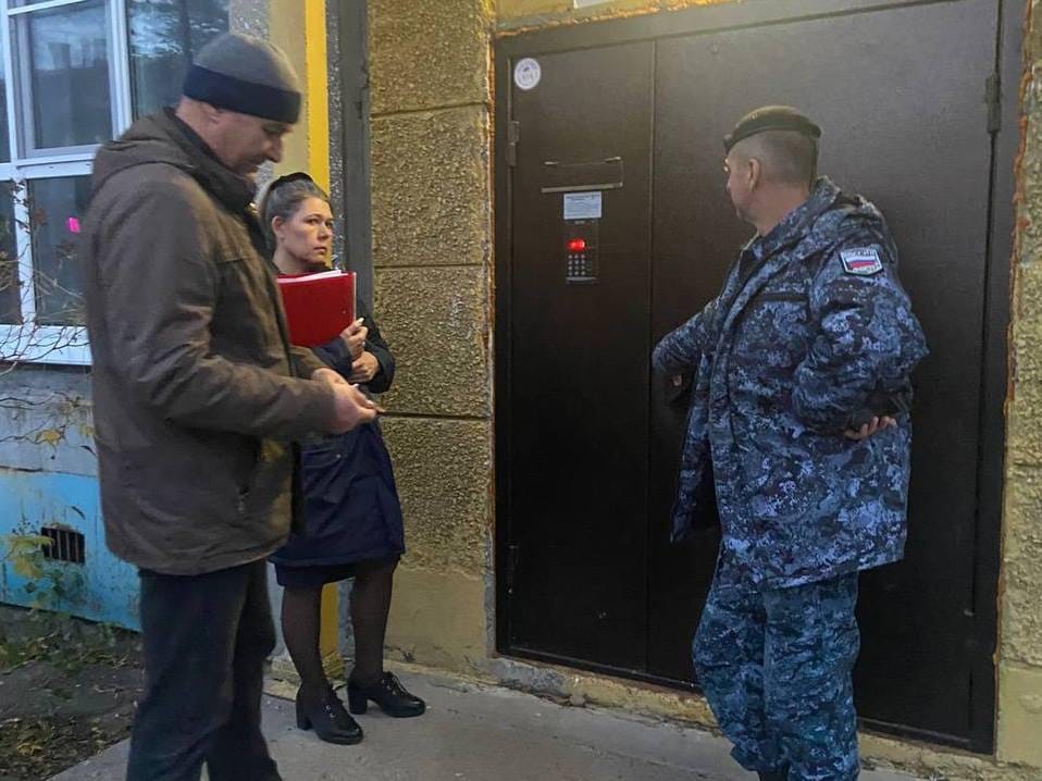 В Иркутской области судебные приставы и депутаты обходят квартиры должников и уговаривают их пойти на войну