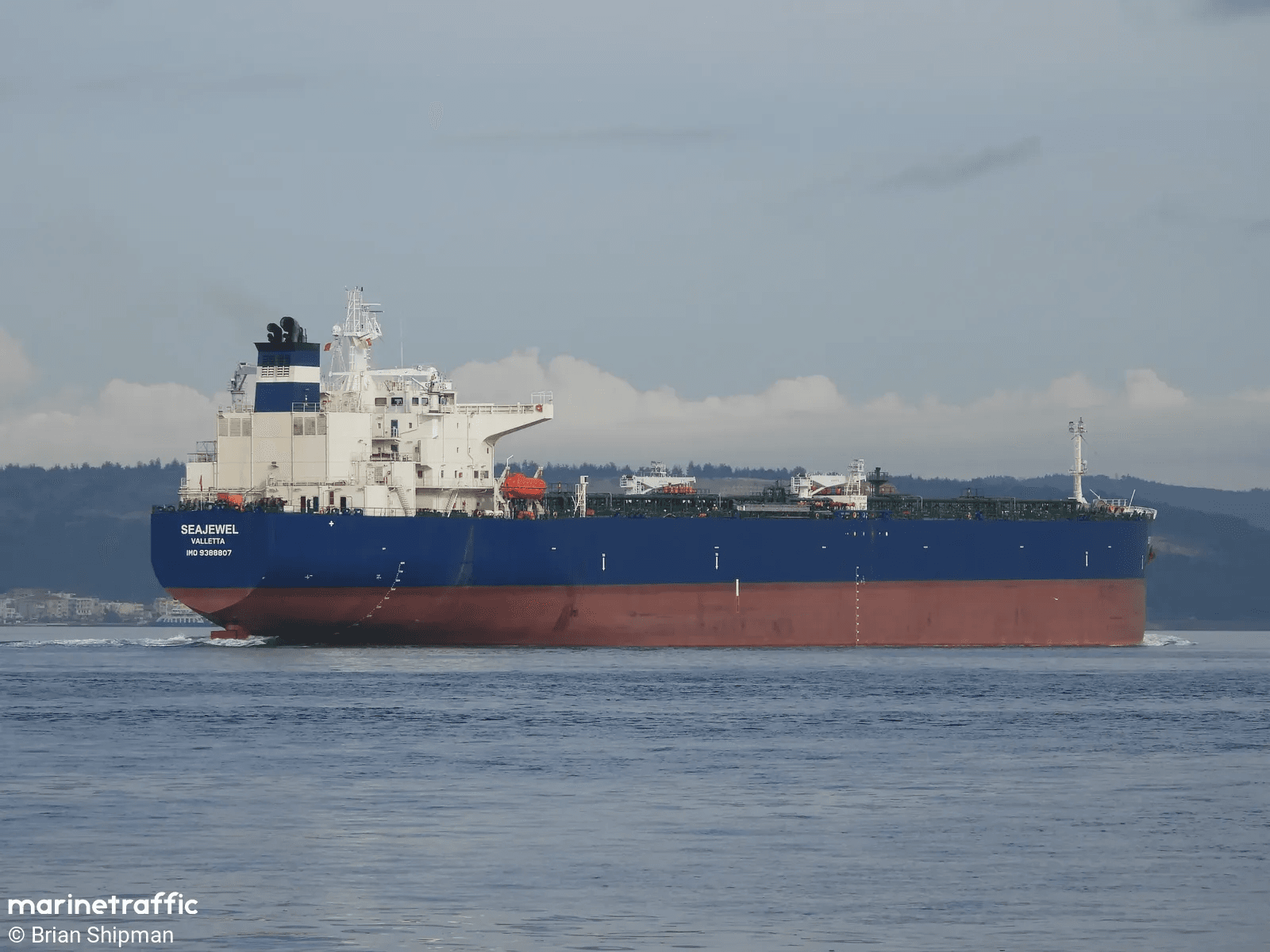 Взрывы произошли на танкере Seajewel, пришвартованном в порту Италии. Ранее его относили к российскому теневому флоту