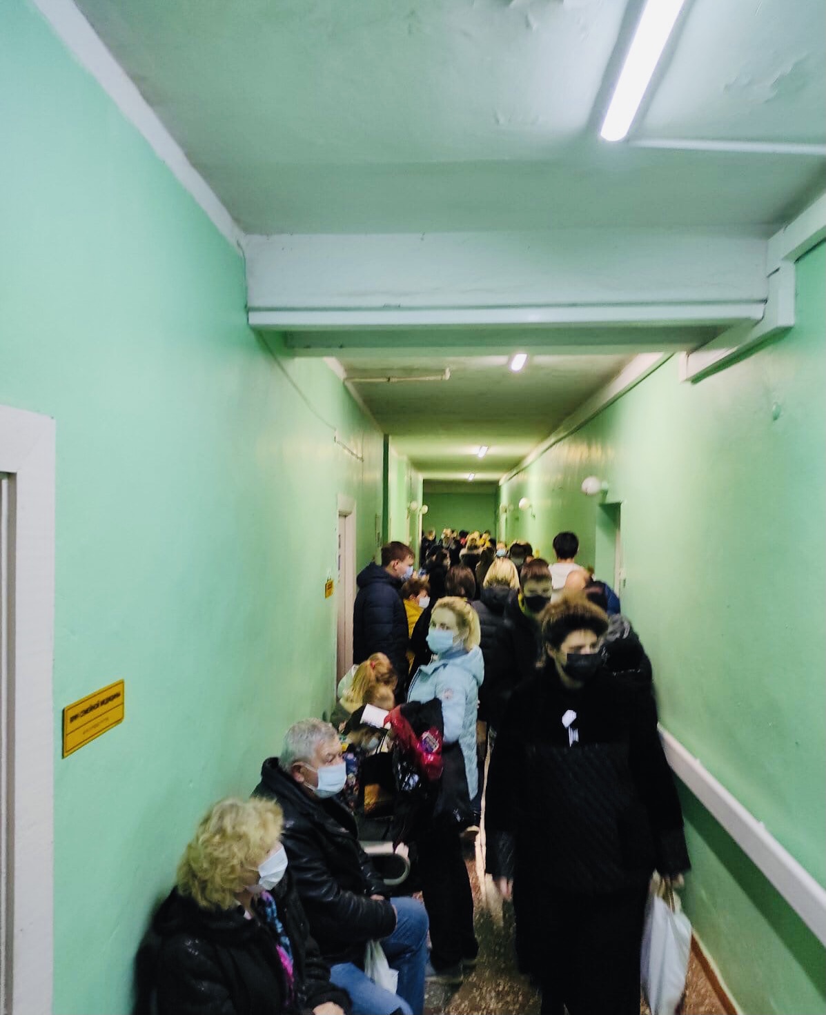 Очередь в поликлинике № 5 в Симферополе 