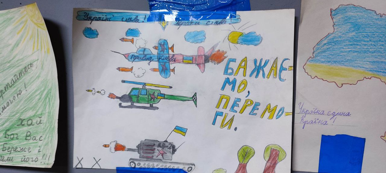 Дети рисуют для защитников Бахмута